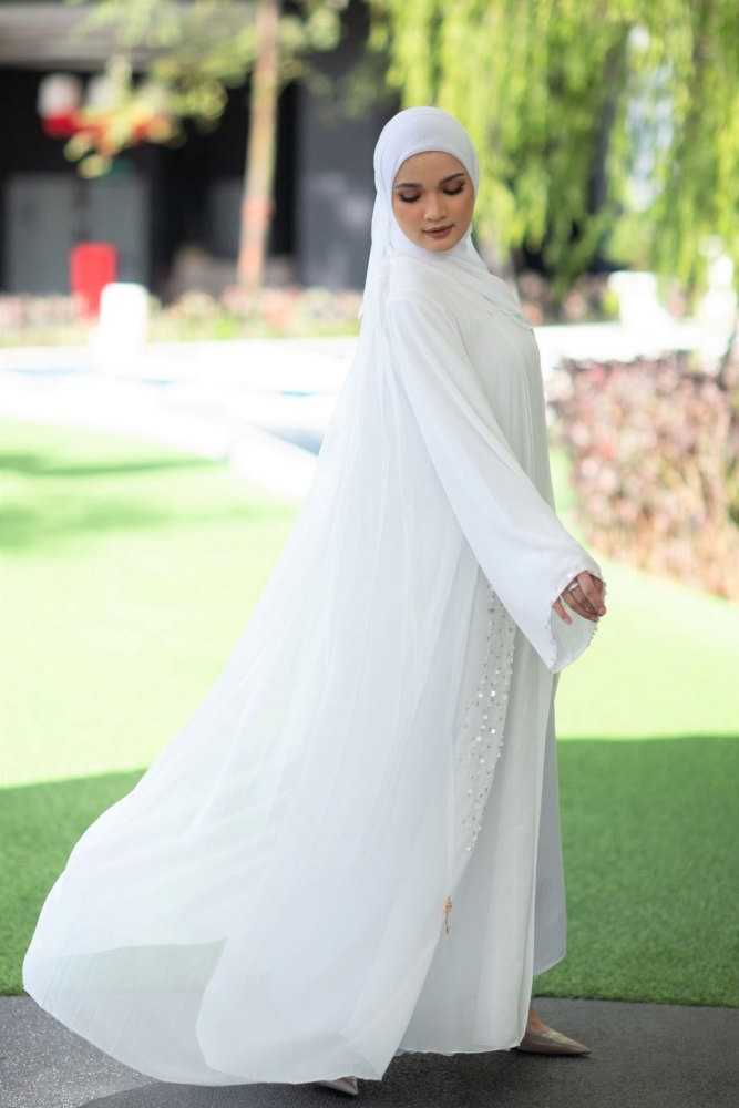  woman wearing a simple white abaya